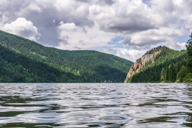 Paul Lake Yaz zamanı Yeşil dağlar ve beyaz bulutlar İngiliz Kolombiyası Kanada