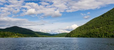 Paul Lake Yaz zamanı Yeşil dağlar ve beyaz bulutlar İngiliz Kolombiyası Kanada.