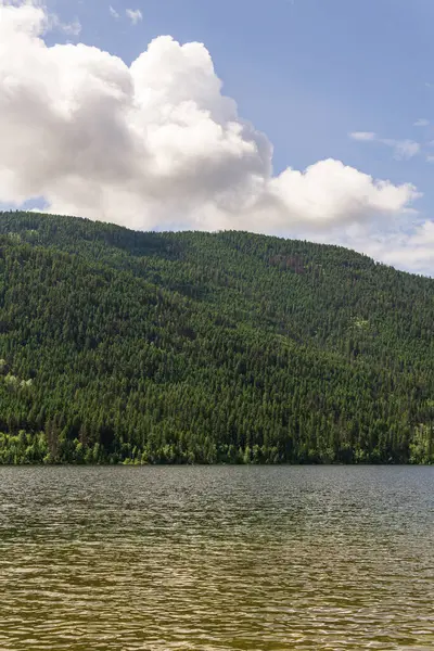 Paul Lake Καλοκαίρι Ώρα Πράσινα Βουνά Και Λευκά Σύννεφα Βρετανική — Φωτογραφία Αρχείου