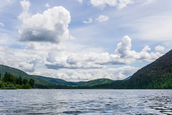 Paul Lake Yaz zamanı Yeşil dağlar ve beyaz bulutlar İngiliz Kolombiyası Kanada
