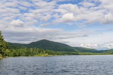 Paul Lake Yaz zamanı Yeşil dağlar ve beyaz bulutlar İngiliz Kolombiyası Kanada