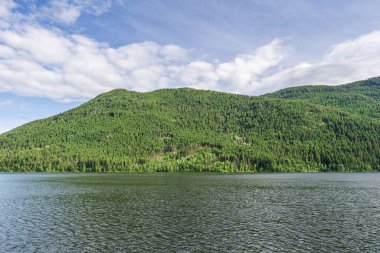 Paul Lake Yaz zamanı Yeşil dağlar ve beyaz bulutlar İngiliz Kolombiyası Kanada