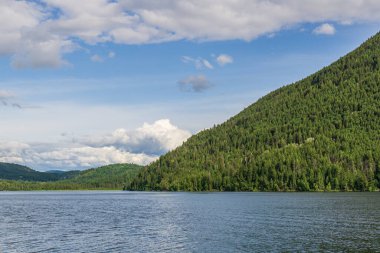 Paul Lake Yaz zamanı Yeşil dağlar ve beyaz bulutlar İngiliz Kolombiyası Kanada