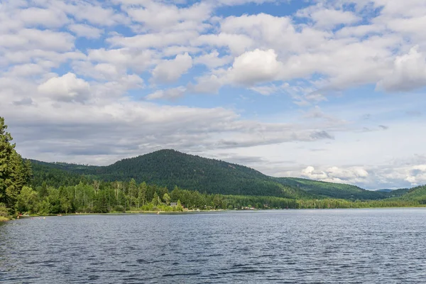 Paul Lake Summer Time Green Mountains White Cloud British Columbia — Stok Foto