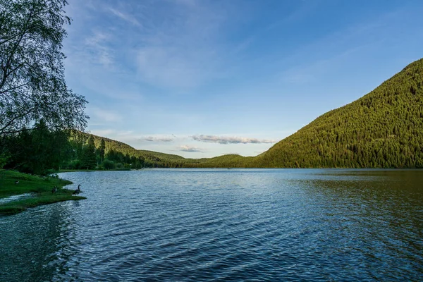 Paul Lake Czas Letni Zielonymi Górami Białymi Chmurami Brytyjska Kolumbia — Zdjęcie stockowe
