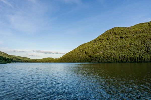 Paul Lake Summer Time Green Mountains White Cloud British Columbia — Stok Foto