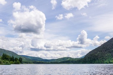 Paul Lake Yaz zamanı Yeşil dağlar ve beyaz bulutlar İngiliz Kolombiyası Kanada