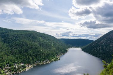 Tepeden Paul Gölü 'ne Yeşil dağlar ve beyaz bulutlar İngiliz Kolombiyası Kanada