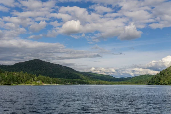 Paul Lake Tiempo Verano Con Montañas Verdes Nubes Blancas Columbia — Foto de Stock