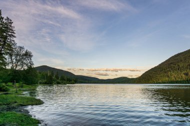 Paul Lake Yaz zamanı Yeşil dağlar ve beyaz bulutlar İngiliz Kolombiyası Kanada