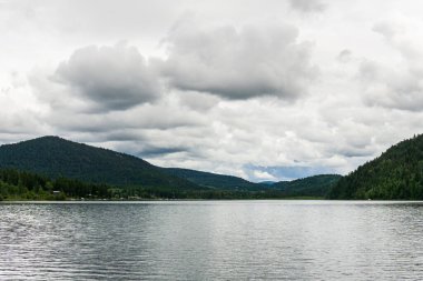 Paul Lake Yaz zamanı Yeşil dağlar ve beyaz bulutlar İngiliz Kolombiyası Kanada