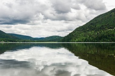 Paul Lake Yaz zamanı Yeşil dağlar ve beyaz bulutlar İngiliz Kolombiyası Kanada