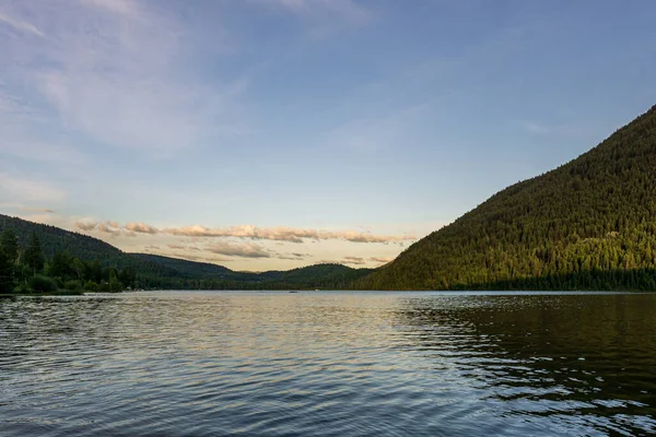 Paul Lake Yaz zamanı Yeşil dağlar ve beyaz bulutlar İngiliz Kolombiyası Kanada
