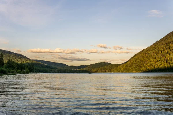 Paul Lake Yaz zamanı Yeşil dağlar ve beyaz bulutlar İngiliz Kolombiyası Kanada
