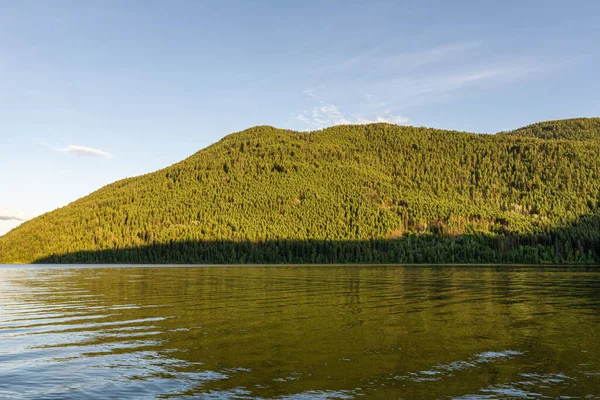 Paul Lake Summer Time Green Mountains White Cloud British Columbia — Stok Foto