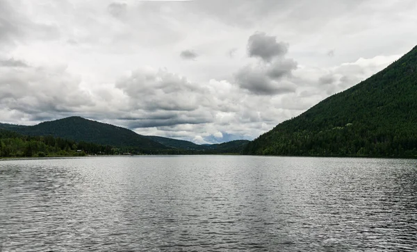 Paul Lake Yaz zamanı Yeşil dağlar ve beyaz bulutlar İngiliz Kolombiyası Kanada