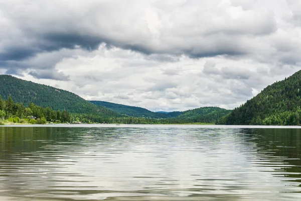 Paul Lake Yaz zamanı Yeşil dağlar ve beyaz bulutlar İngiliz Kolombiyası Kanada