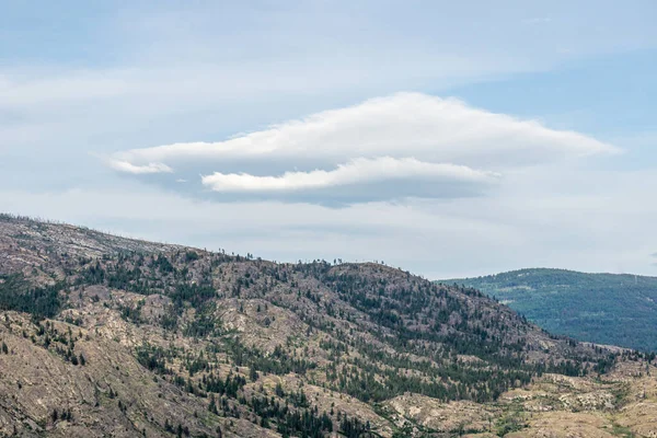 Zachmurzenie Letni Dzień Zielony Las Góry Dolinie Okanagan Kolumbia Brytyjska — Zdjęcie stockowe