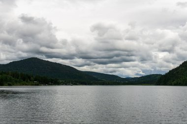 Paul Lake Yaz zamanı Yeşil dağlar ve beyaz bulutlar İngiliz Kolombiyası Kanada