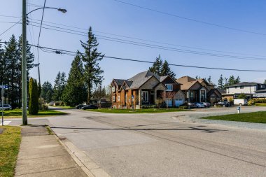 ABBOTSFORD, CANADA - 09 Nisan 2020: Boş sokakları ve insanları olmayan modern kasaba.