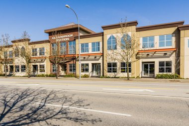 ABBOTSFORD, CANADA - 09 Nisan 2020: Boş sokakları ve insanları olmayan modern kasaba.