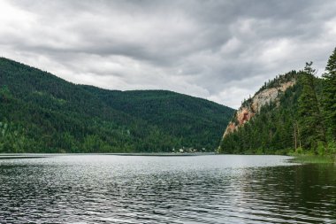 Paul Lake Yaz zamanı Yeşil dağlar ve beyaz bulutlar İngiliz Kolombiyası Kanada