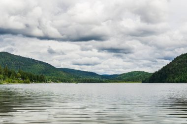 Paul Lake Yaz zamanı Yeşil dağlar ve beyaz bulutlar İngiliz Kolombiyası Kanada