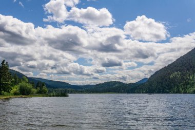 Paul Lake Yaz zamanı Yeşil dağlar ve beyaz bulutlar İngiliz Kolombiyası Kanada