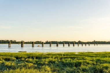 Fraser Nehri 'nde gün batımı Richmond British Columbia Kanada kıyılarından görüldü..