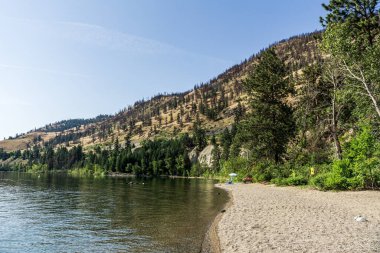 Yazın Okanagan gölü manzaralı mavi gökyüzü Britanya Kolombiyası Kanada.