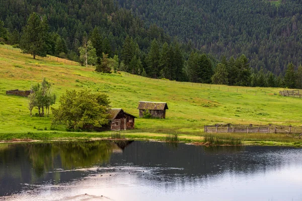 Gran Estanque Pradera Pantanosa Entre Colinas Onduladas Lado Del Campo — Foto de Stock