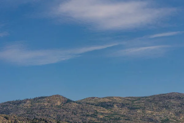 Небо Белыми Облаками Над Маленькими Горами Долине Оканаган Канада — стоковое фото