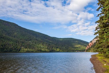 Paul Lake Yaz zamanı Yeşil dağlar ve beyaz bulutlar İngiliz Kolombiyası Kanada