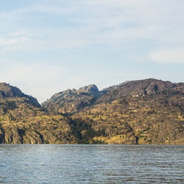 Yazın Okanagan gölü manzaralı mavi gökyüzü Britanya Kolombiyası Kanada.