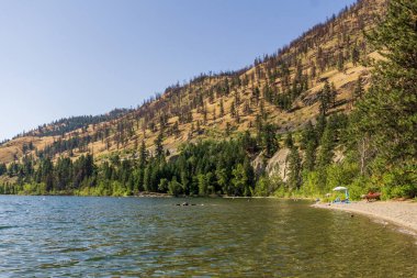 Yazın Okanagan gölü manzaralı mavi gökyüzü Britanya Kolombiyası Kanada.