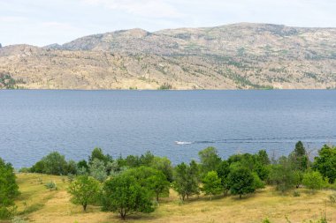 Yazın Okanagan gölü manzaralı mavi gökyüzü Britanya Kolombiyası Kanada.