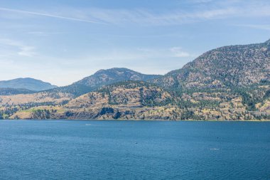 Skaha Gölü manzaralı mavi gökyüzü Britanya Kolombiyası Kanada.