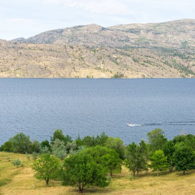 Yazın Okanagan gölü manzaralı mavi gökyüzü Britanya Kolombiyası Kanada.