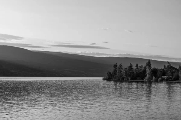 Vista Lago Okanagan Blanco Negro Hora Verano Con Cielo Azul — Foto de Stock