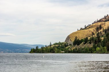 Yazın Okanagan gölü manzaralı mavi gökyüzü Britanya Kolombiyası Kanada.