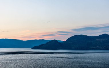 Gece vakti Okanagan Gölü kıyısından görülen bulutlu gökyüzü Britanya Kolombiyası Kanada.