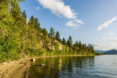 Yazın Okanagan gölü manzaralı mavi gökyüzü Britanya Kolombiyası Kanada.