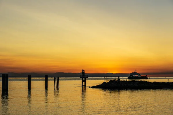 Sommer Flusslandschaft Bei Sonnenuntergang Sonnenschein Mit Schönem Himmel Und Ruhigem — Stockfoto