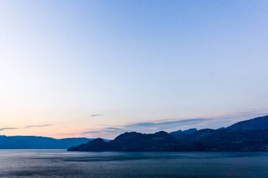 Gece vakti Okanagan Gölü kıyısından görülen bulutlu gökyüzü Britanya Kolombiyası Kanada.