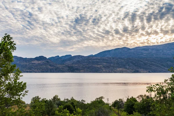 Літнє Пейзажне Ранкове Небо Озеро Оканаган Під Час Сутінкової Подорожі — стокове фото