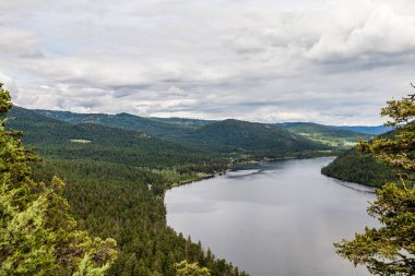 Paul Lake Yaz Saati Dağın tepesinden yeşil dağlarla Britanya Kolombiyası Kanada