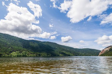 Paul Lake Yaz zamanı Yeşil dağlar ve beyaz bulutlar İngiliz Kolombiyası Kanada