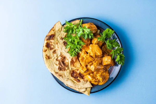 Hint atıştırmalıkları samosa sarımsaklı ekmek tereyağlı tavuk ahşap masada.