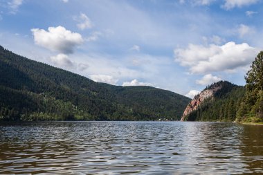 Paul Lake Yaz zamanı Yeşil dağlar ve beyaz bulutlar İngiliz Kolombiyası Kanada