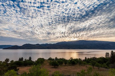 Yaz manzarası Sabah gökyüzü ve Okanagan gölü Alacakaranlık yolculuğu ya da açık hava eğlencesi.